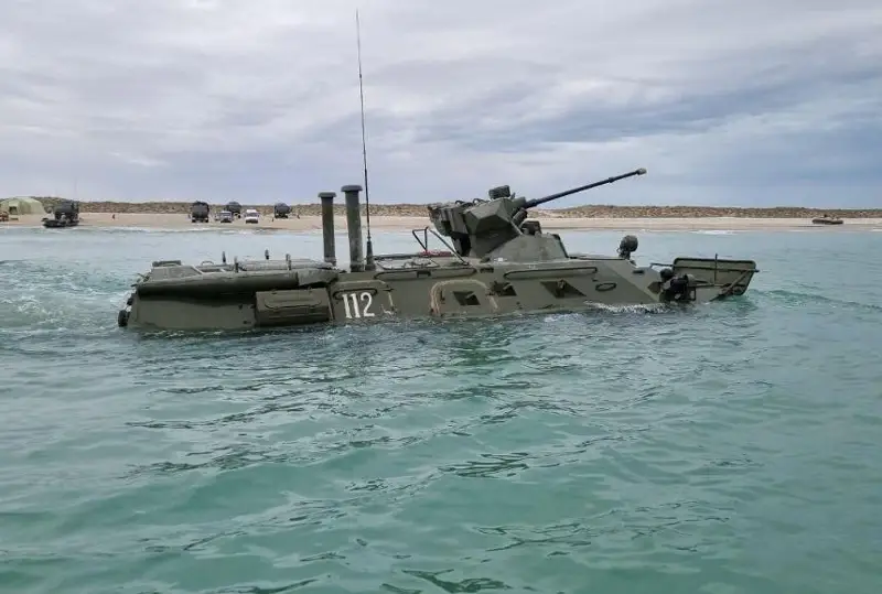 Морские пехотинцы на боевой технике преодолевают водные преграды на Каспии