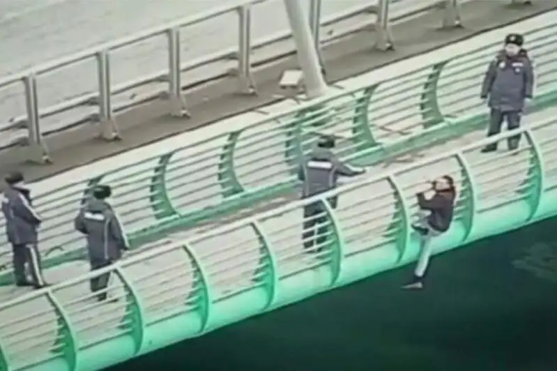 Пытавшегося спрыгнуть с моста мужчину спасли в Нур-Султане