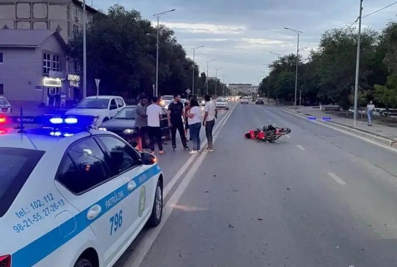 Atyraýda jeńil kólik qaqqan mototsıkl júrgizýshisi aýrýhanada kóz jumdy