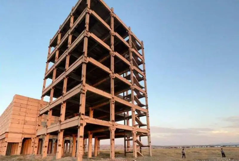 Тело девушки обнаружили у высотного здания в Талдыкоргане