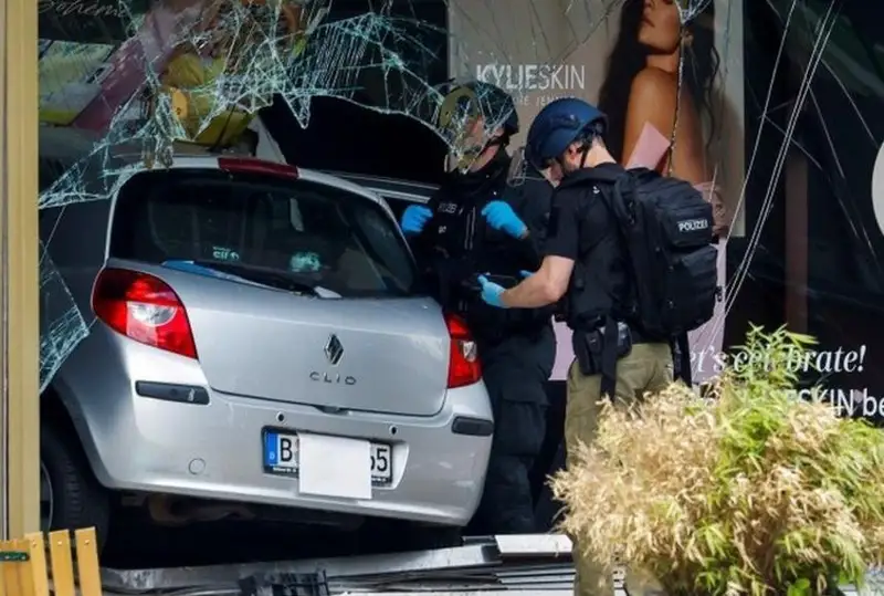 Автомобиль наехал на людей в Берлине