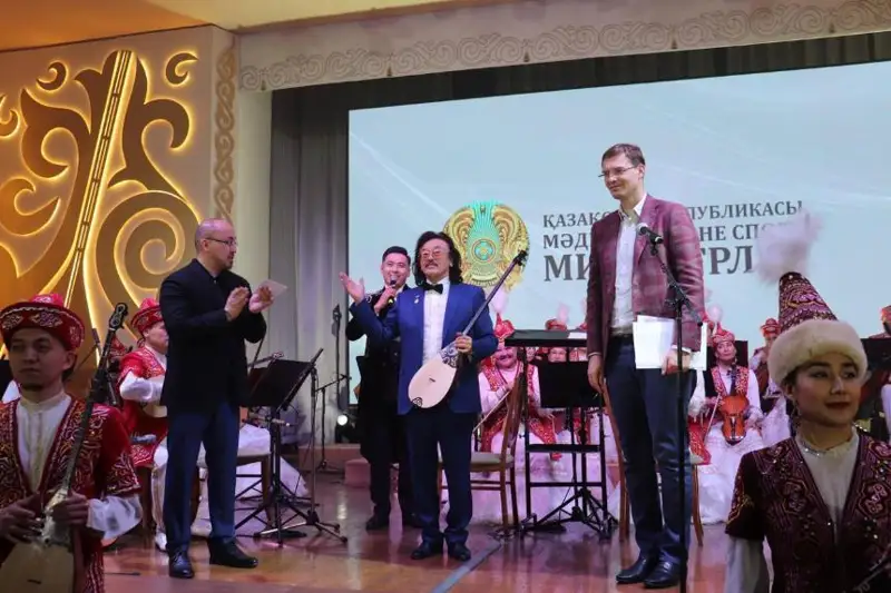Elimizdegi eki jetekshi orkestrdiń mýzykalyq aspaptary jańartyldy