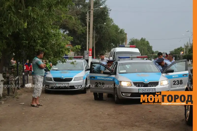 Новости Уральск - Машина залетела на крышу кафе в Уральске agaev (1)