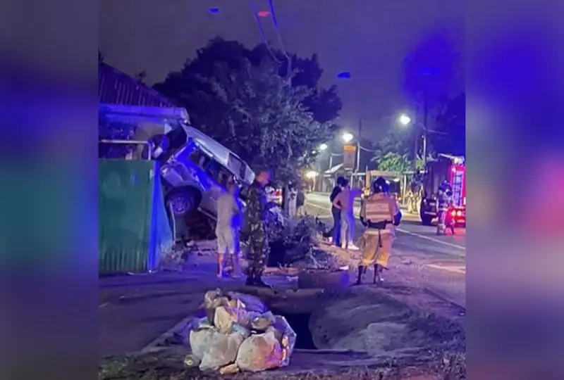 Внедорожник оказался на заборе в результате ДТП в Алматы