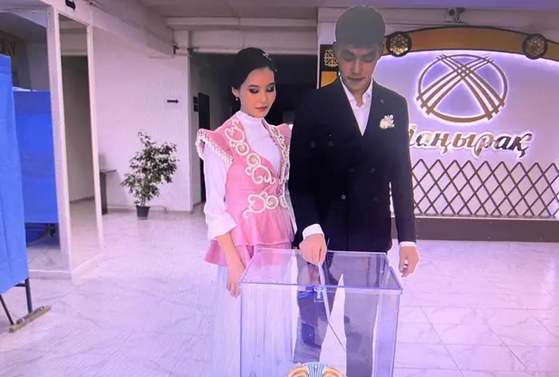 В день свадьбы на избирательный участок отправились молодожены в Атырауской области