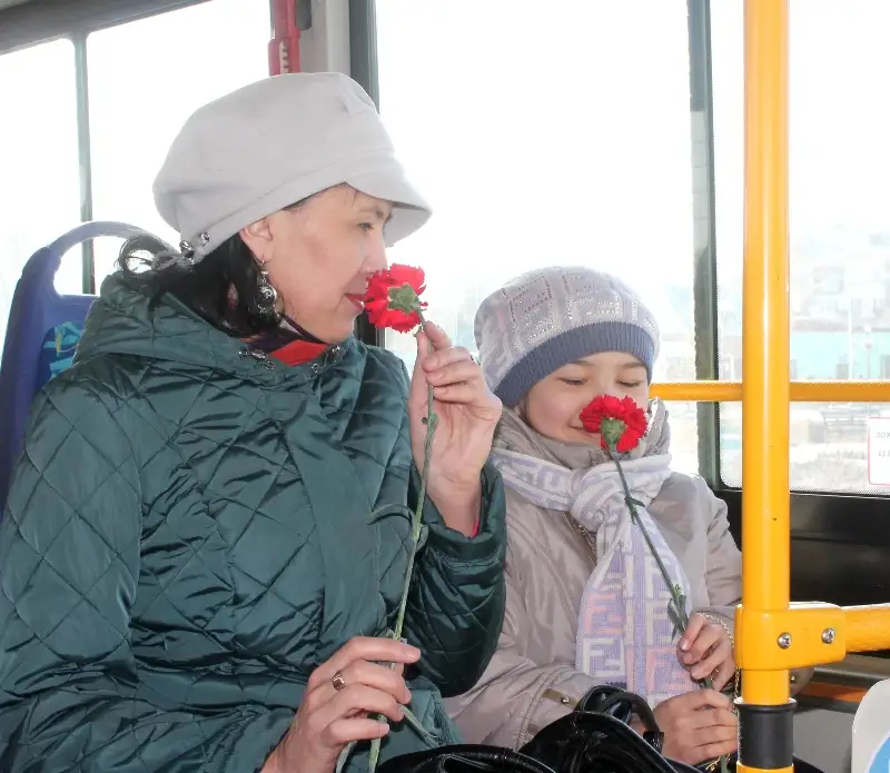 Қызылордада қоғамдық көліктерде аруларға гүл таратылып жатыр