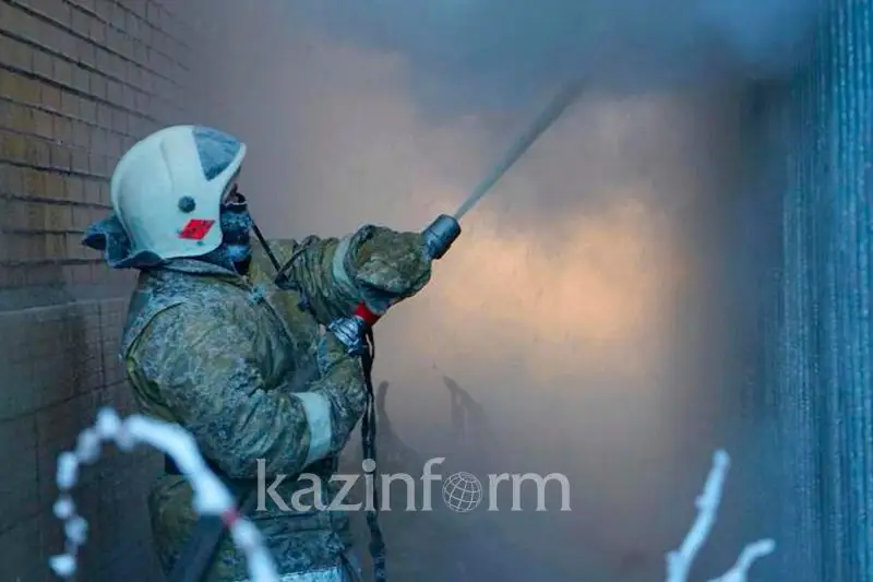 Женщину с ребенком спасли из горящей квартиры в Усть-Каменогорске