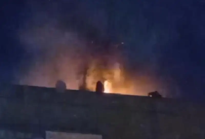 Из-за пожара на крыше многоэтажки эвакуировали 50 человек в Петропавловске