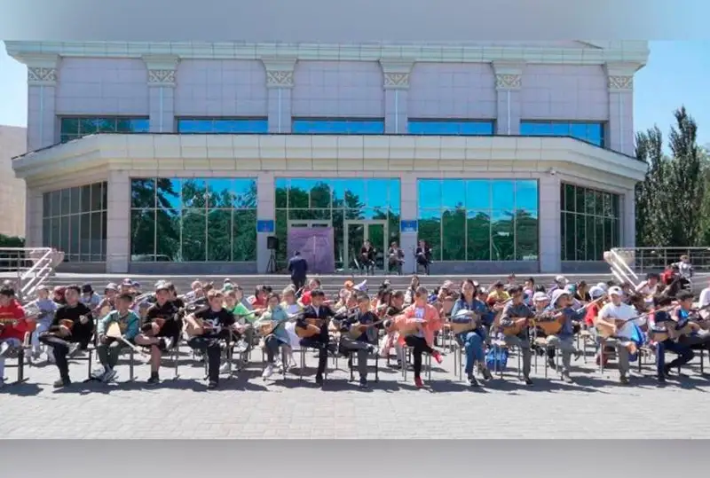 Более 2 тыс. школьников одновременно исполнили кюй в Павлодарской области