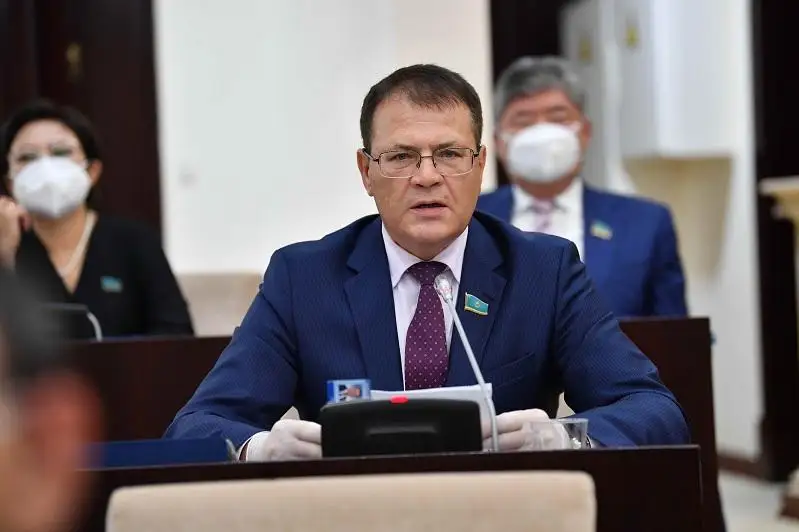 سەناتور لۋكين: ەلىمىزدىڭ سورەلەرى ساپاسىز ونىمدەرگە تولىپ تۇر