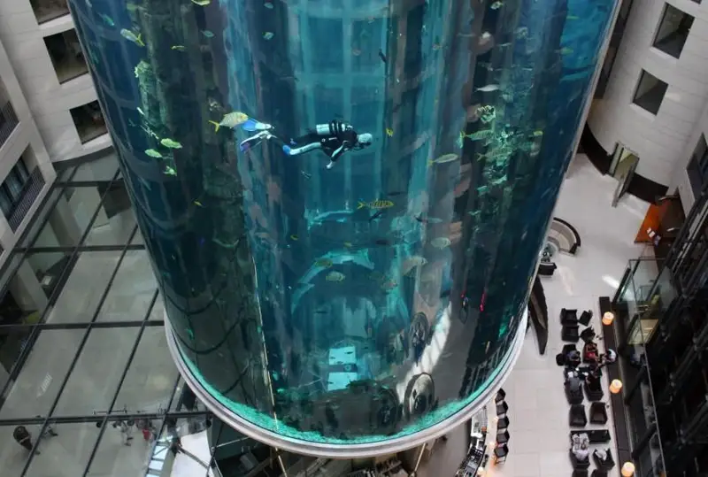 16-метровый аквариум лопнул в одном из отелей Берлина
