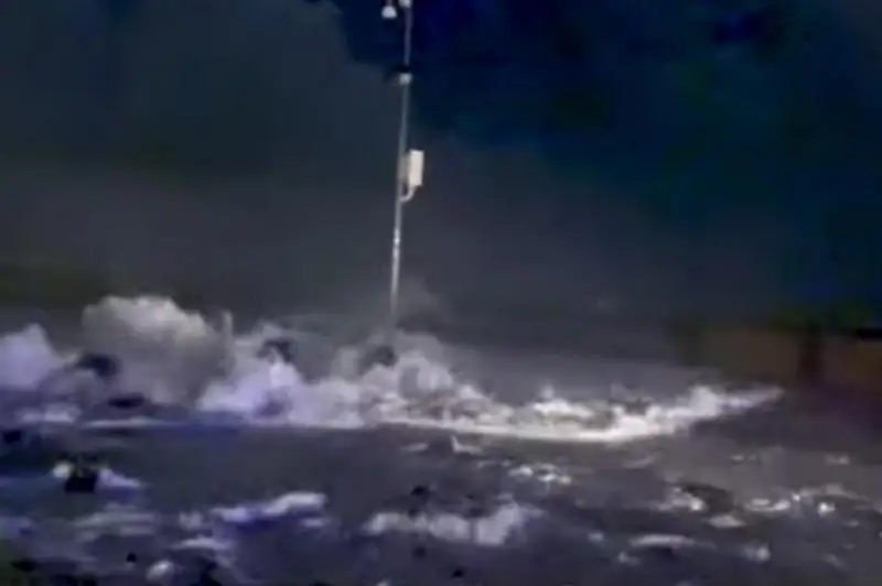 意大利那不勒斯遭暴雨侵袭