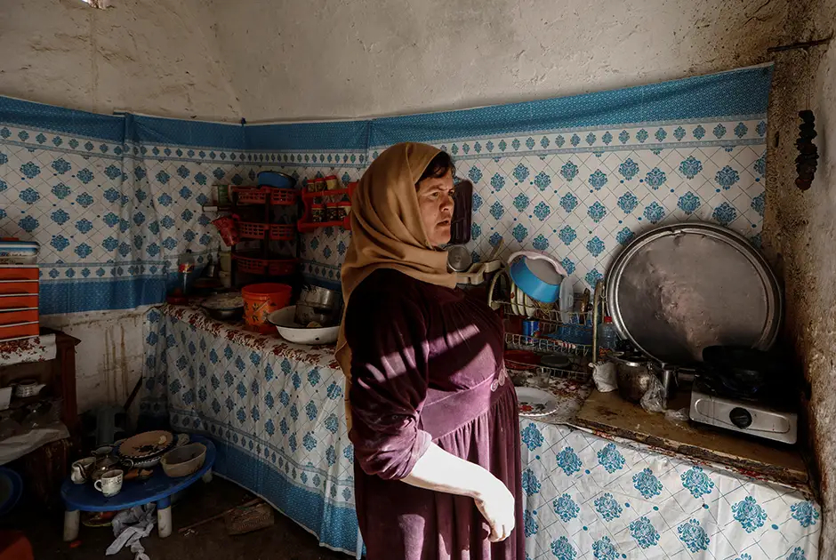 Салиха Мохамеди на кухне в своем подземном жилище в Матмате