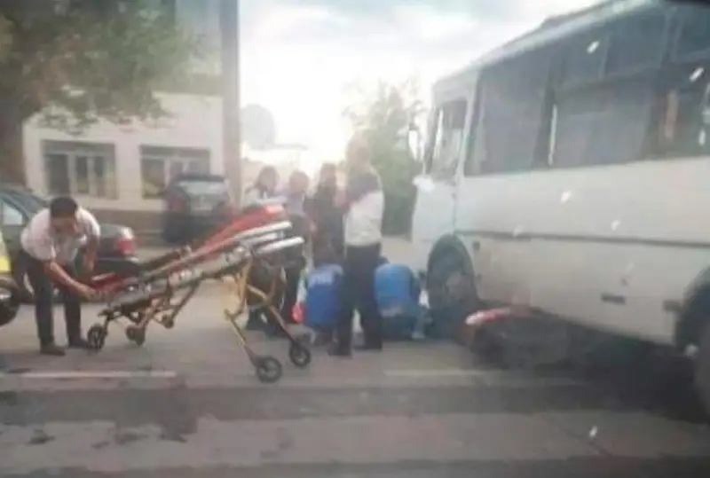 Скутерист попал под автобус в Жезказгане