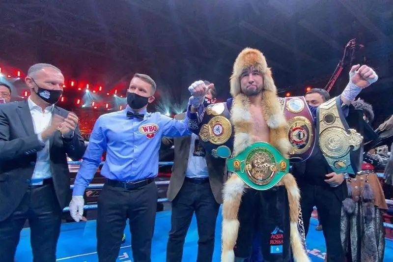 كاسىپقوي بوكس: ايدوس ەربوسىن ۇلى چەمپيوندىق بەلدىكتەرىن قورعاپ قالدى