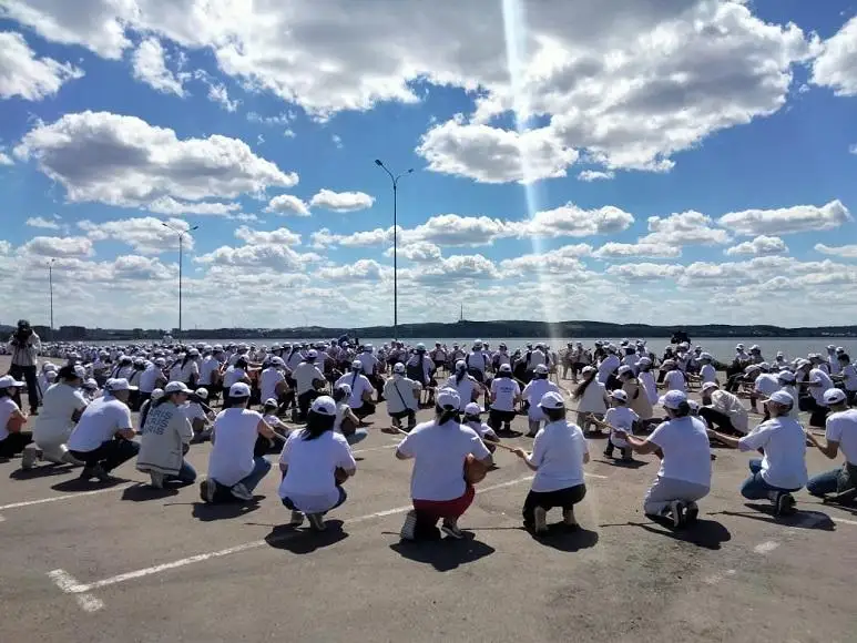 Почти 1000 домбристов исполнили кюи на набережной Кокшетау