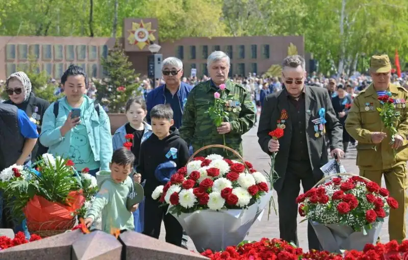 Тысячи павлодарцев собрались у обелиска Воинской Славы в честь Дня Победы