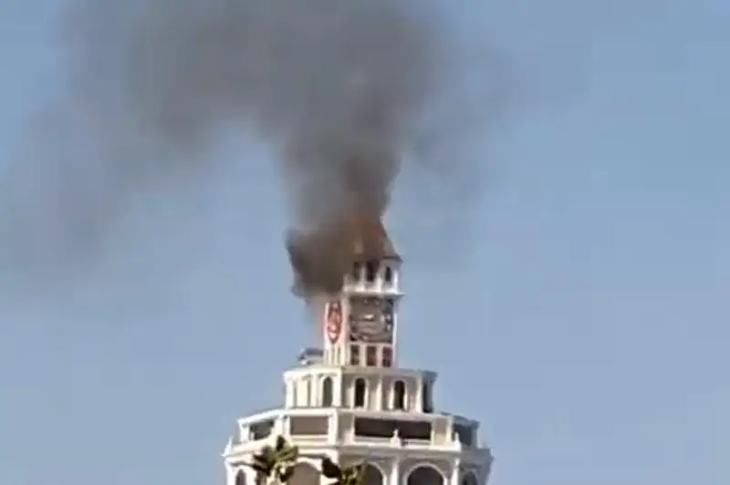 بەس جۇلدىزدى قوناق ءۇي ورتەنىپ جاتىر