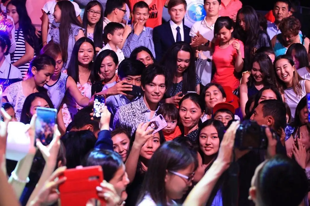 Димаш Құдайберген &laquo;Түнгі студияда&raquo; жанкүйеріне &laquo;Туған күн&raquo; әнін айтып берді