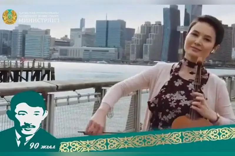 نيۋ- يوركتە قازاق قىزى ءشامشىنىڭ ءانىن قوبىزبەن ورىندادى