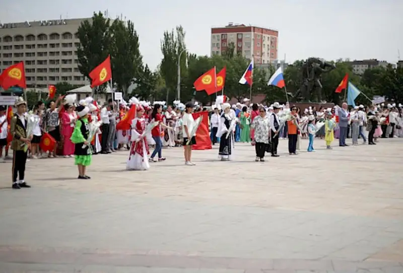 Более 500 детей из четырех стран приняли участие в этнокарнавале в Бишкеке