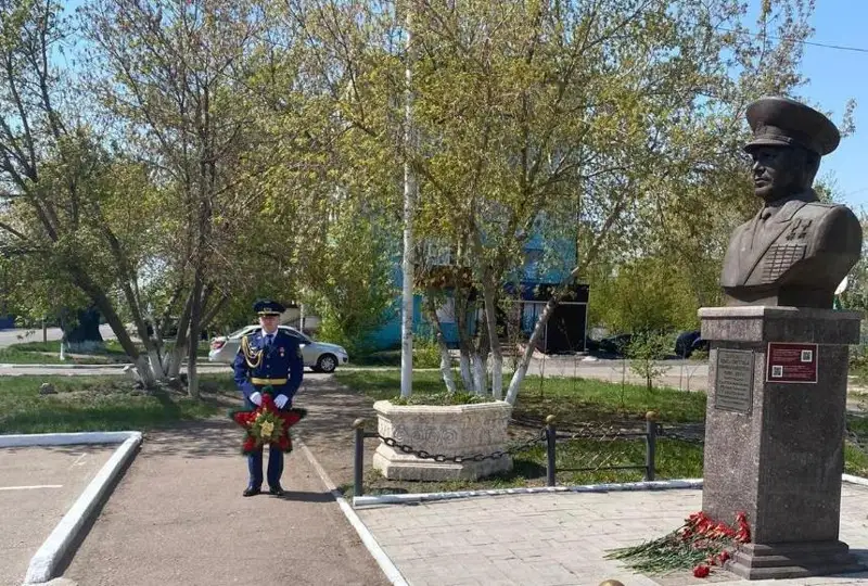 Цветы возложили к памятнику генерала Нурмагамбетова в Акколе