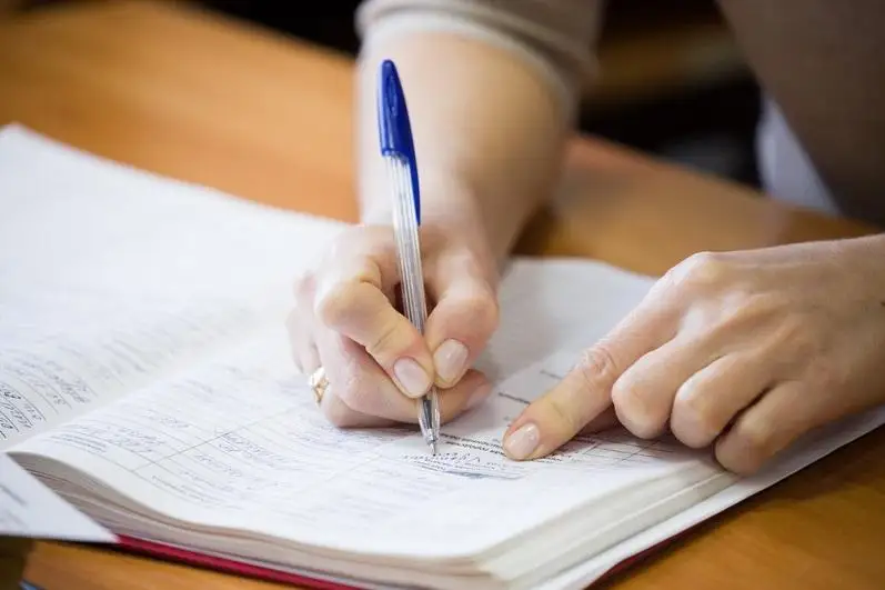 بىلىكتىلىك تەستى: شىمكەنتتىك مۇعالىم ءوز ورنىنا باسقا ادامدى كىرگىزبەك بولعان