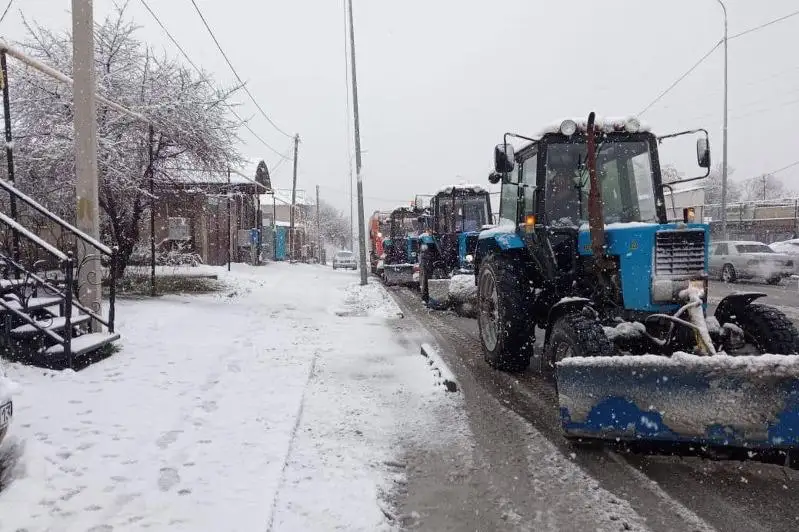 Shymkentte qar jaýyp, turǵyndardy ábigerge saldy