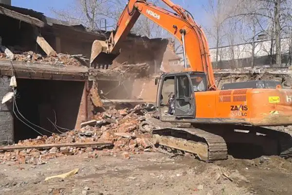 Мужчина разрушил дом после развода с женой в Атырау