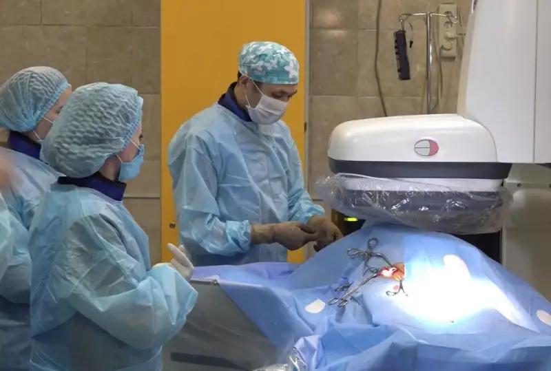 Клапан аорты заменили без разреза грудной клетки трем пациентам в СКО