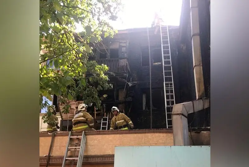 Более 30 человек эвакуировали при пожаре в Шымкенте