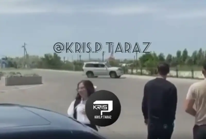 Tarazdyq oqýshynyń kólikpen kanalǵa túsip ketken vıdeosy paıda boldy