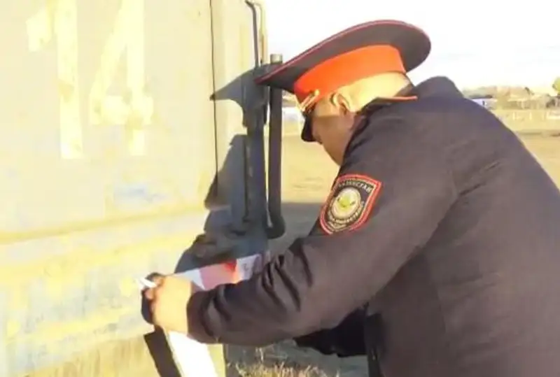 Павлодарская полиция крепит на грузовики светоотражающие наклейки