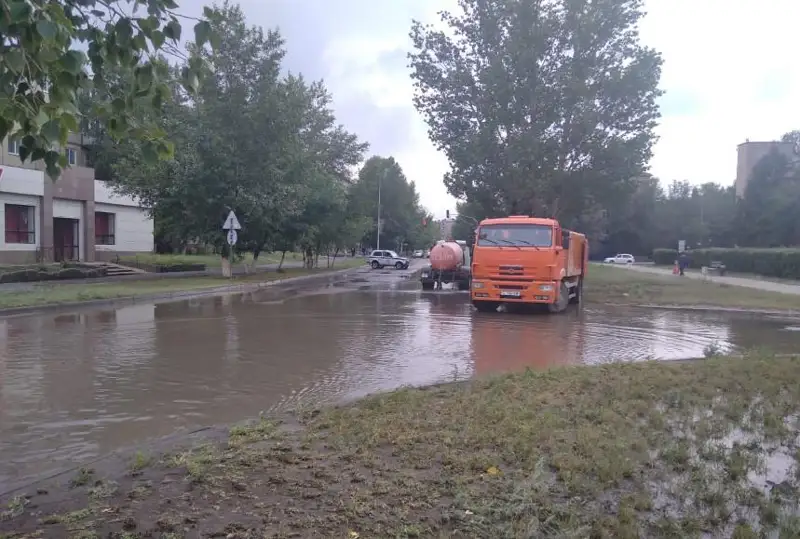 Из-за сильного дождя затопило рынок и улицы Степногорска