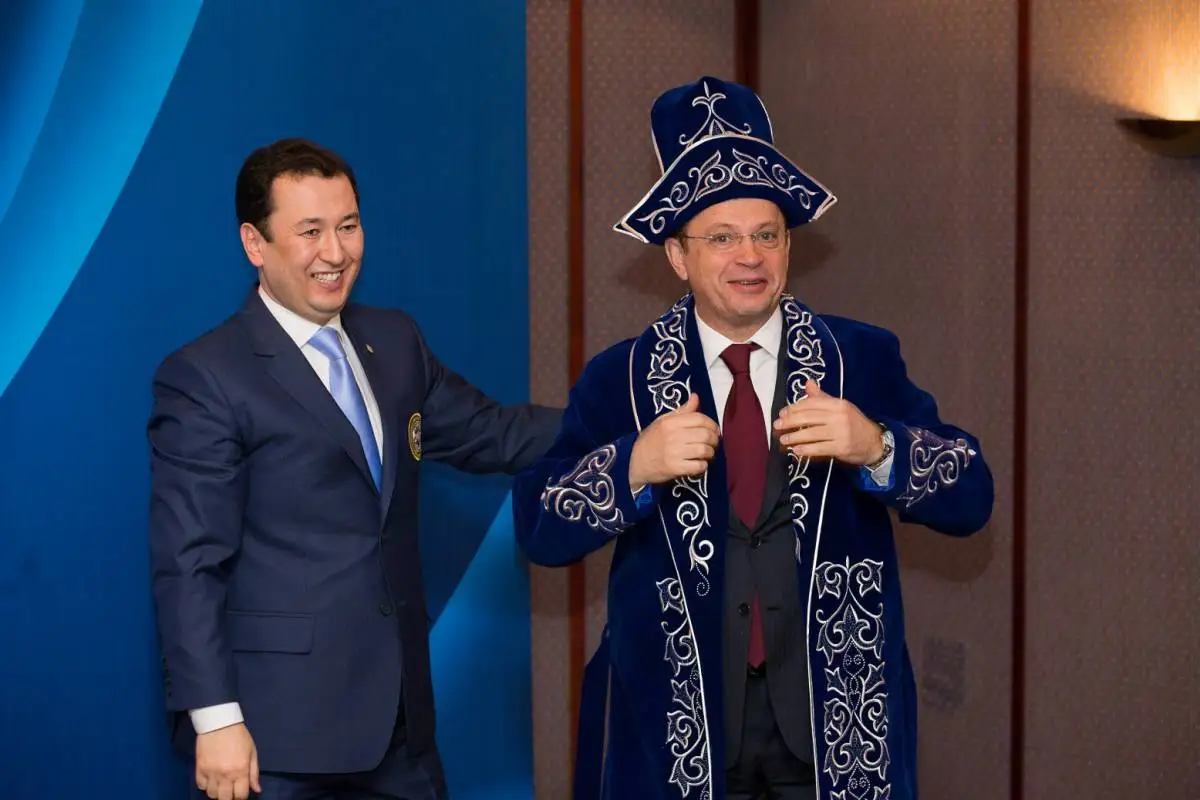 Футболдан Ресей Премьер-лигасының президенті қазақтың шапанын киді