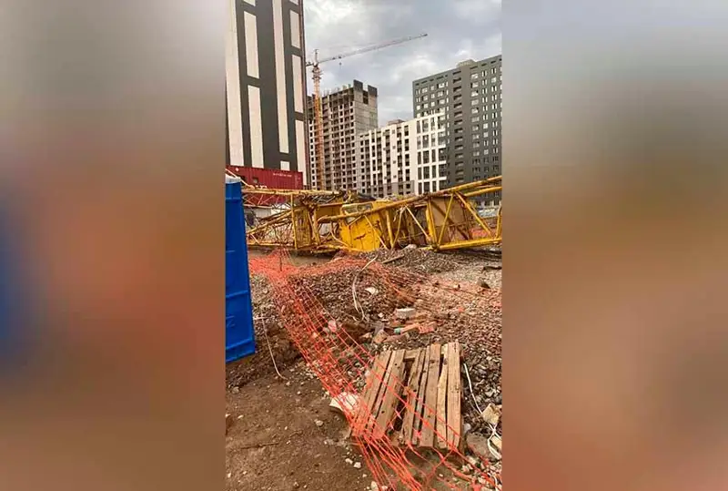 Astanada kran qulaǵan jerde mamandar jumys istep jatyr - TJM