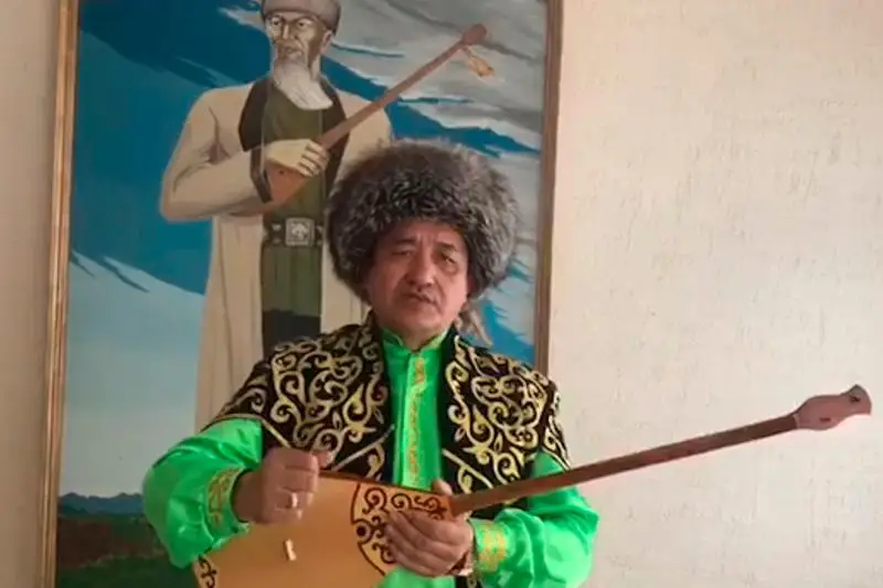 ەرەيمەنتاۋ اۋدانىنىڭ اكىمى «كوزىمنىڭ قاراسى» ءانىن ورىندادى