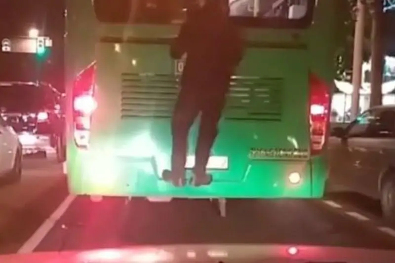 الماتىدا اۆتوبۋستىڭ ارتىنا جابىسىپ العان ەر ادام ۆيدەوعا ءتۇسىپ قالدى