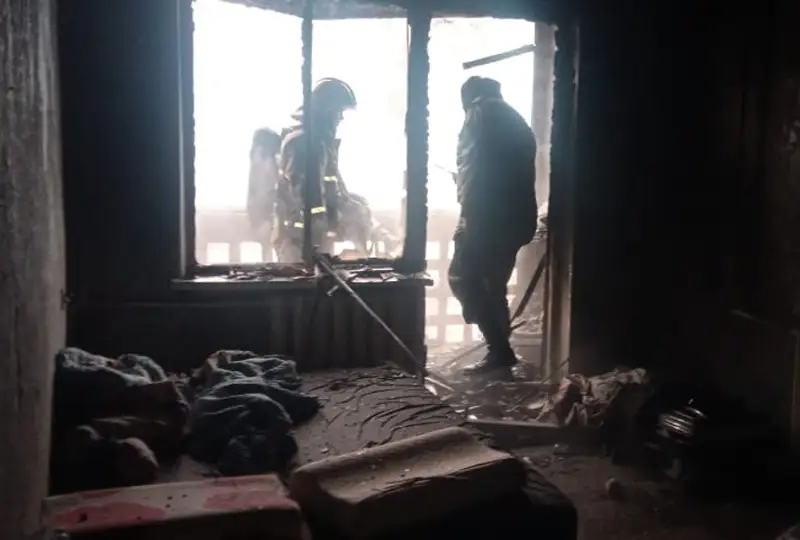 Двухлетнюю девочку спасли из задымленной квартиры в Алматы