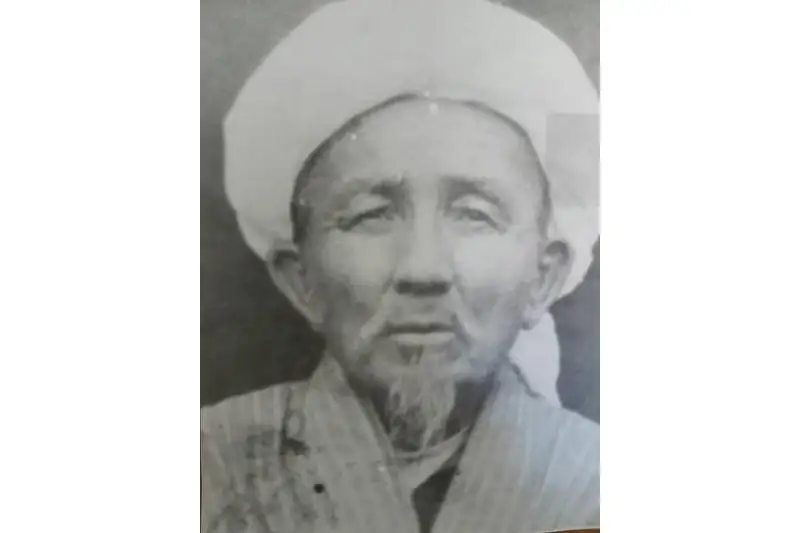 جولدا تالاي بالانىڭ ەتەگىنە قۇم- تاس تولتىرىپ تاستاپ كەتىپ وتىرعان - ەلىنەن كەتۋگە ءماجبۇر بولعان دانيا قازاقتارىنىڭ وقيعاسى