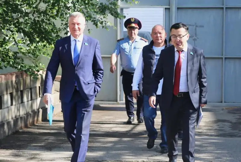 Senatorlar óńirlerdi aralap aldaǵy referendýmdy talqylady