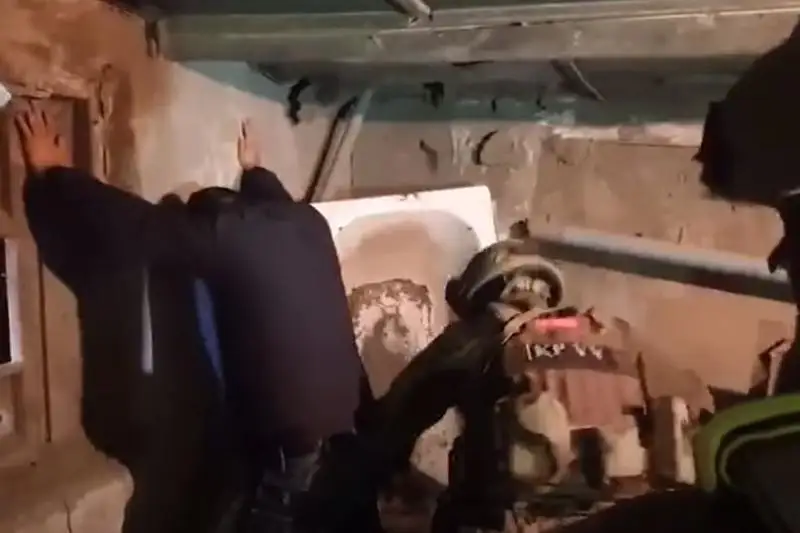 پوليتسەيلەر التىن ۇرلاپ، ونى جاسىرىن وتكىزىپ كەلگەن قىلمىستىق توپتى ۇستادى