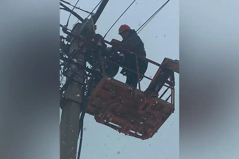 Технарушения в электросетях, возникшие из-за непогоды, устраняют в столице