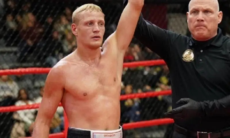 Непобежденный чемпион из Казахстана нокаутом выиграл десятый бой в профи