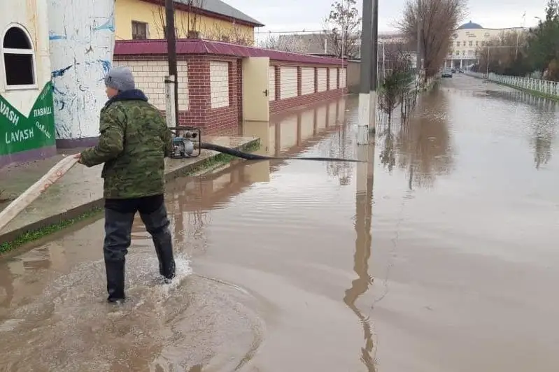 Jetisaı kóshelerin jańbyr sýy basty