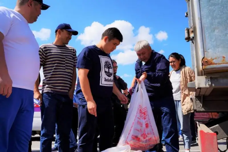 Нуждающимся семьям раздали мясо в столице