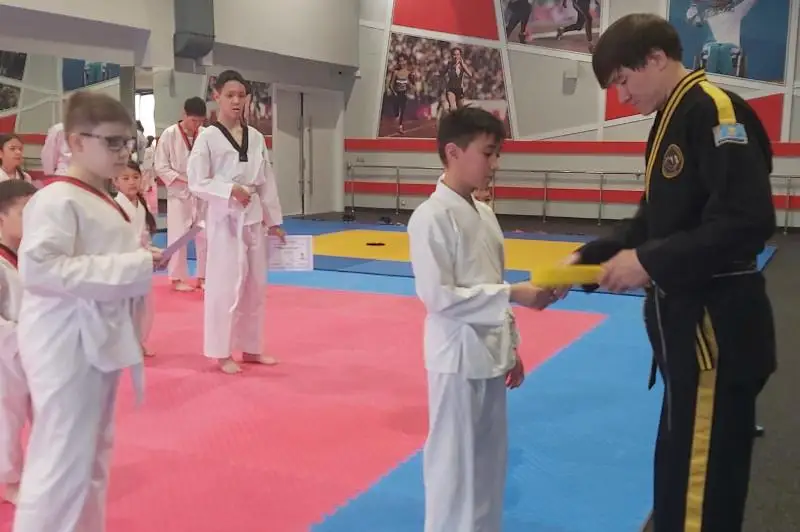 ەلوردالىق ەرەكشە بالالار تاەكۆوندو بەلدىگىن قورعادى