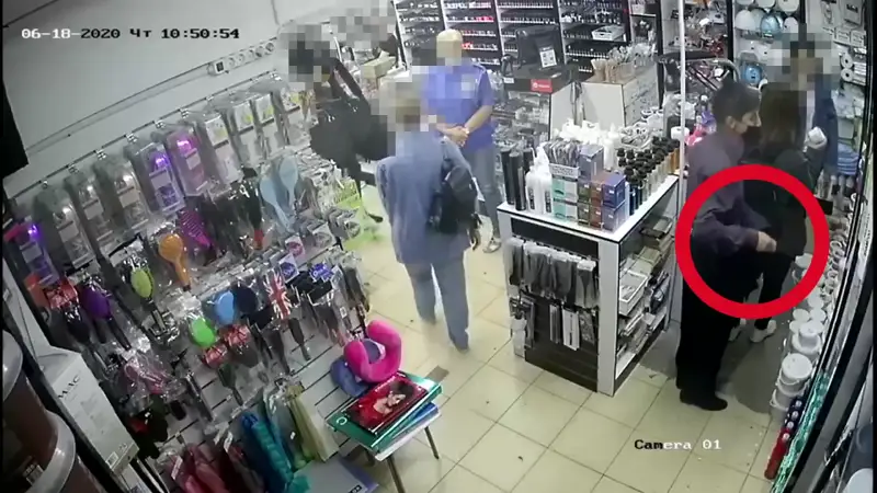 نۇر-سۇلتاندا دۇكەندەگى قالتا ۇرىسىنىڭ ارەكەتى ۆيدەوعا ءتۇسىپ قالدى