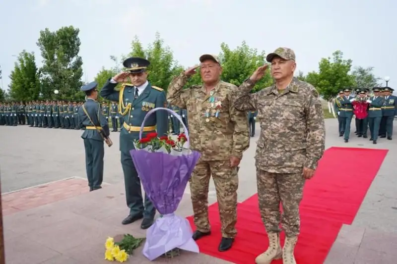 Военнослужащие возложили цветы к памятнику на родине Сагадата Нурмагамбетова