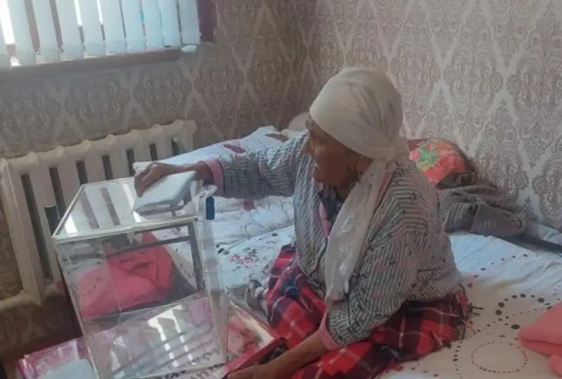 Старейшая жительница Атырауской области проголосовала на референдуме